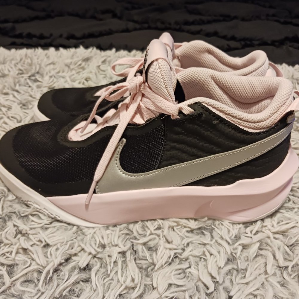 NWOB NIKE HUSTLE DX SNEAKERS